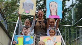 Tamina (unten, v.l.), Maurice, Lina, Kursleiterin Nina Kruser, Yannik, Emma, Annelie und Nora freuen sich über den gelungenen Workshop und ihre tollen Werke.