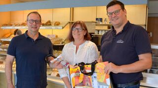 Ein Abschied schweren Herzens vom „Kias“: Plankstadts Bürgermeister Nils Drescher (rechts) dankt Ilona Hertlein und dem Bäckereichef Alois Kias für die fast 20 Jahre in der Gemeinde.