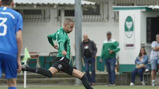 Gleich ist der Ball im Tor: Bürstadts Nunzio Pelleriti trifft hier per Foulefmeter zum 2:0-Endstand über Ober-Abtsteinach.