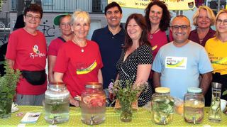Bieten aromatisiertes Leitungswasser zur Verkostung an: Isabell Lange (v. l.), Jutta Deiss, Inge Schwenninger, Rasim Dogan, Na-dine Grimmig, Elke Schollenberger, Yasar Cirak, Daniela Kölsch und Petra Grabs zeigen, wie man Plastikmüll spart.