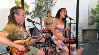 Entspannte Grooves im Stadthallen-Innenhof: Mike Frank, Tochter Sabah und Ehefrau Christin Kieu setzen als „Frank Family“ den Akzent auf ruhige Songs.