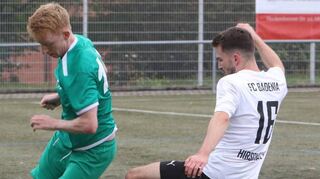 Der FC Badenia Hirschacker setzt sich gegen die SG Oftersheim mit 2:1 durch. Badenia-Spieler Marius-Philipp Lenz (weiß) fährt hier Vincent Wagner in die Parade.