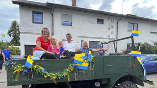 Mit dem Unimog wird der Fischerkönig Manuel Krieger samt Ehefrau Tina und den Kindern Lea und Nick abgeholt. Am Steuer sitzt Roland Schäfer.