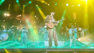 Ob mitreißende Ohrwürmer oder ruhige Balladen: Alvaro Soler weiß die 5500 Gäste bei Musik im Park im Schlossgarten Schwetzingen zu begeistern.