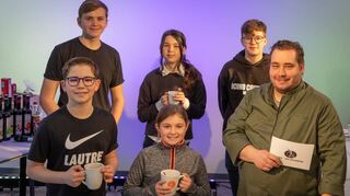 Jungköche vor der Kamera: Marc André de Zordo (r.) und Mitglieder seines „Cooking Kids Clubs“ sind im Studio im „Media:TOR“ bereit für eine Aufzeichnung.