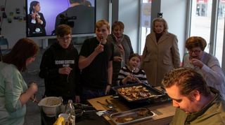 „Schmeckt’s oder nicht?“: Unter diesem Motto bittet Marc André de Zordo (r.) Be-sucher der Kochshow im mobilen Studio um ihr Urteil, hier im Februar.