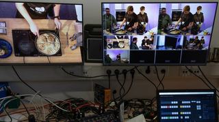 Jede Menge Technik für die mediale Vermittlung von Kochkenntnissen: Blick auf den Arbeitsplatz am Bildmischer im „Media:TOR“ im Raum neben der Aufzeichnung.