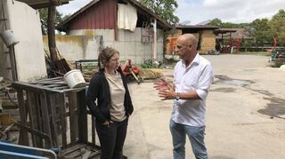 Landwirtin Lisa Rinklef (l.) führt den SPD-Landtagsabgeordneten Daniel Born über ihren Biohof in Hockenheim und spricht mit dem Politiker über Themen, die sie bewegen. Bild: Lehnort