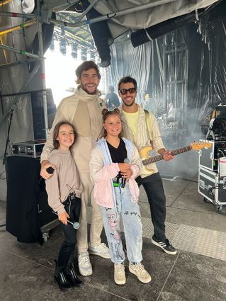 Lara und ihre Freundin Joyce, die auch bei "The Voice Kids" war, mit Alvaro Soler und Gitarrist David Lemaitre.