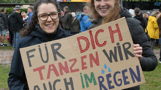 Aylin und Anika haben eine klare Botschaft – tanzen durften sie dennoch ohne Regen.