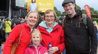 Rebecca, Luisa, Agnes und André sind gut ausgerüstet für den kühlen Abend.