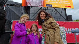 Amelie (10) und Pauline (7) haben Sarah Eberl zum Open Air mitgenommen.