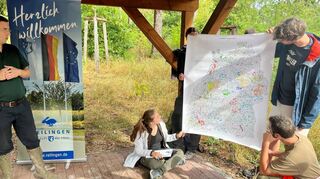 Bevor die Studierenden in den Forst aufbrechen, erhalten sie vom stellvertretenden Leiter des Forstbezirkes Hardtwald, Martin Borowski (l.), einen profunden Einblick in die Organisationsstruktur von Forst Baden-Württemberg (ForstBW).