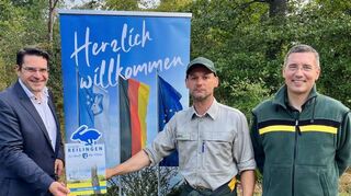 Bürgermeister Stefan Weisbrod (v. l.)begrüßt Achim Freund, der ab Herbst die Nach-folge von Gunter Glasbrenner als Revierförster im Gemeindewald Reilingen antreten wird. Rechts der stellvertretenden Leiter des Forstbezirks Hardtwald, Martin Borowski.