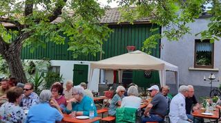 Hier spielt das Wetter noch mit und die Besucher sitzen auch ohne Dach im Trockenen.
