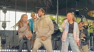 Da ist jede Menge Bewegung drin: Lara und Joyce mit Alvaro Soler.
