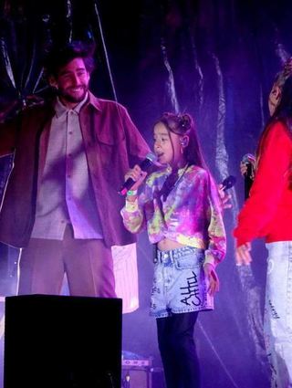 Lara (9) aus Schwetzingen und Joyce (10) aus Ober-Ramstadt in der Nähe von Darmstadt kennen Alvaro Soler als Coach aus der TV-Reihe The Voice Kids und performen mit ihm "Ai se eu te pego" von Michel Teló. © Sabine Zeuner