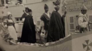 Beim Backfischfestumzug 1952 lautet das Motto „Enderle von Ketsch“.