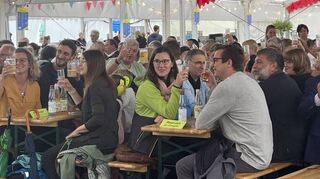 Die Ehrengäste im Festzelt des Backfischfests stimmen ein Prosit der Gemütlichkeit an.