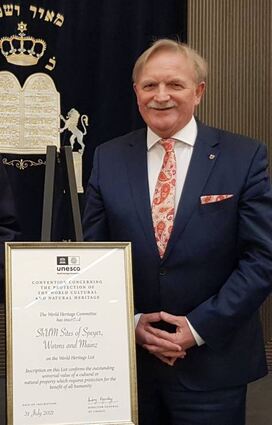 Der CDU-Landtagsabgeordnete Michael Wagner mit der Unesco-Urkunde, die das SchUM-Welterbe bescheinigt.