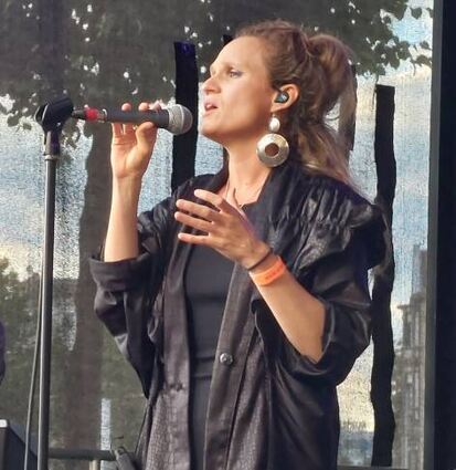 Frontsängerin Marissa Möller auf der Sommerbühne.