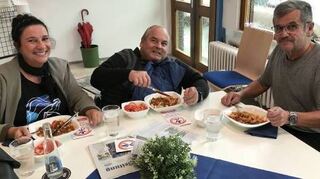 Raquel Rempp (v.l.), Stefan Krusche und Rentner Thomas Proft loben das soziale Engagement des Vereins.