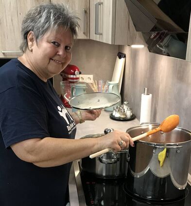 Margrit Jäger ist als zweite Vorsitzende des Vereins „Die Brücke“ verantwortlich für das aktuell dreimal wöchentliche Kochen in der neuen Wärmestube.