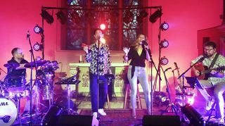 „Musik trifft Freundschaft“ steht über dem launigen Abend mit Tobias Nessel, Dominik Steegmüller, Julia Rivas (als Special Guest) und Mathias Buchta.