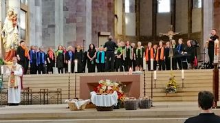 Der Gospelchor aus Schwetzingen unter Leitung von Kirchenmusikdirektor Detlev Helmer singt im Speyerer Dom zum Privilegienfest.