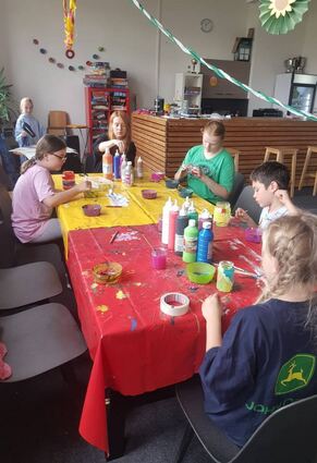 Konzentriert arbeiten die Kinder und Jugendlichen im Point an der Bemalung ihrer Windlichter.
