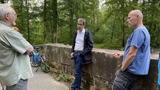 Norbert Korn (v. l.) aus Altlußheim, der Landtagsabgeordnete der Grünen Dr. Andre Baumann und Thomas Kuppinger vom BUND-Ortsverband sind sich einig: Das Wasser muss in der Landschaft gehalten werden, vor Ort versickern.