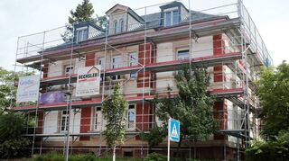 Eingerüstet und abgesichert: Das 1894 erbaute katholische Pfarrhaus in der Oberen Hauptstraße wird zum ersten Mal seit Jahrzehnten umfassend saniert und soll Ende des Jahres fertig sein.