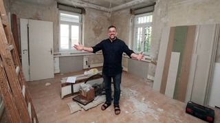 Besuch auf der Baustelle seines künftigen Arbeitsplatzes: Pfarrer Christian Müller steht in einem der Büros, die neue Fenster, Decken, Heizkörper und Leitungen erhalten. Wer wo arbeiten wird, hat er mit dem Pastoralteam noch nicht endgültig vereinbart.