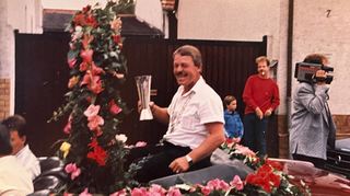 Das Siegerlächeln des Fischerkönigs 1987: Dieter Landfried wird zum Fest gefahren.