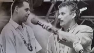 „Und wie fühlt sich das an?“ – Auch ein Interview musste Fischerkönig 1998 Stefan Weik im Festzelt geben.