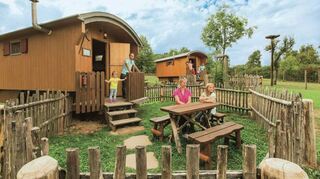 Neben Baumhäusern gibt es im Natur-Resort die Möglichkeit, in Schäferwagen zu nächtigen. Eine schöne Erfahrung für Familien.