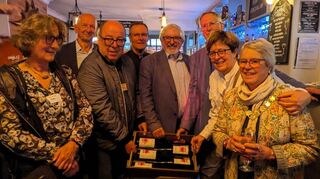 Freundschaftstreffen im Pub (v.l.): Juliane Zech (Vorsitzende des Speyerer Freundeskreises), Gottfried Jung, Matthias Nowack, Domdekan Christoph Kohl, Craig Gershater (Bürgermeister von Chichester), Rob Campling (Vorsitzender der „Friends of Speyer“), Bürgermeisterin Monika Kabs und Claire Apel (Stadträtin in Chichester).