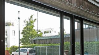 Die neuen Fenster des Gauß-Gymnasiums sind dreifach verglast und wie hier teilweise schon fertig eingebaut.