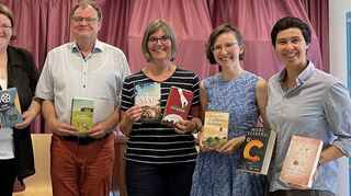 „Bücher für den Liegestuhl“ – so heißt das Motto des Abends. Lesetipps gibt’s vom Buchladen-Team und seinen Freunden in der Eppelheimer Stadtbibliothek: Simone Reinhard (v.l.), Elisabeth Klett, Wolfgang Oehrle, Birgit Stöck, Kelly-Marie Voßhardt und Tina Krabkrantham stellen ihre derzeitigen Lieblingslektüren vor.
