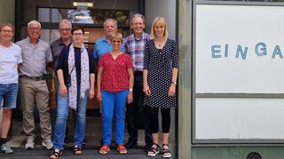 Die SPD-Kreisräte Thomas Schulze, Thomas Zachler, Rolf Schieck, Andrea Schröder-Ritzrau, Helmut Göschel, Renate Schmidt und Dr. Ralf Göck treffen die Rektorin der Schwetzinger Comeniusschule Eleonore Frölich.