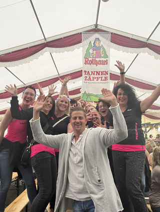 Die Crazy Ladies der KG Narrhalla mit Fischerkönig Manuel Krieger – die Musik der 1990er Jahre sind für den Backfischfest-Regenten und Gefolge eine Party wert.