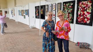 Barbara Berger und Yvonne Wilken (vorne v. l.) gehören zu den Kunstschaffenden, die derzeit in der Orangerie ausstellen.