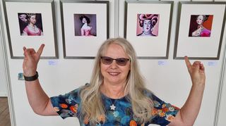 Heimspiel: Barbara Berger aus Oberhausen-Rheinhausen vor einigen ihrer Digital-Art-Arbeiten „Rococo meets Future“.