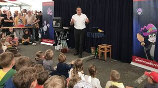Profi-Illusionist Christian Geiger alias „Chrismagic“ zieht zahlreiche Besucher an und sorgt mit seinen coolen Tricks bei Klein und Groß für Staunen.