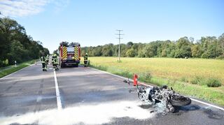 Ein Motorrad hat Feuer gefangen und ist komplett ausgebrannt.
