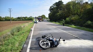 Das ausgebrannte Motorrad liegt auf der Straße.
