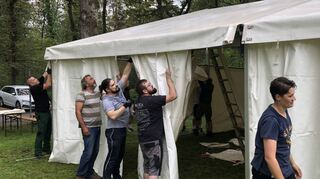 Einige der 35 Helfer beim Aufbau sind mit dem Errichten des großen Festzelts beschäftigt.