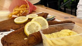 Der Backfisch ist zurück im Festzelt des Ketscher Backfischfests – auf Zanderfilet und Co., was 2022 im Angebot fehlte, muss niemand mehr verzichten.