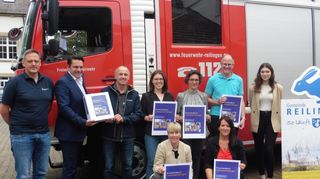 Feuerwehr-Kommandant Markus Piperno (v. l.), Bürgermeister Stefan Weisbrod, EnBW Kommunalberater Ralf Strohecker, Ordnungsamtsleiterin Lea Brümmer, Bauamtsleiterin Ramona Drexler, Kämmerer Christian Bickle, Praktikantin Annika Schell sowie (kniend) Stefanie Schuppel vom Hauptamt und Beate Hecker vom Ordnungsamt werden künftig mit dem neu erstellen Krisenhand-buch in Notsituationen arbeiten.