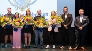Dehoga-Vorsitzender und Stadthallenleiter Rainer Weiglein (v. l.), Florian Polomski (Dehoga) mit den Zeugnisbesten Raphael Reitz, Thi Mai Thi Nguyen, Alexandra Brethauer (Hintergrund, Dehoga), Carina Beutler, David Elia Schilder und Ayana Jakob. Richard Damian (Dehoga und Hotel Motodrom) und Tobias Nath von der IHK Mannheim freuen sich ebenfalls mit den Absolventen.